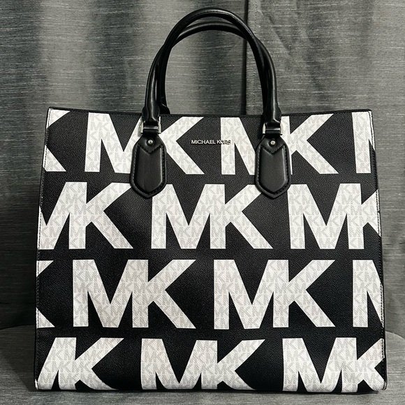 Michael Kors Handbags - Micheal Kors Everly Tote in Black and White Multi